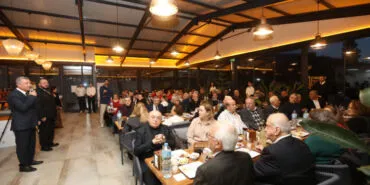 İzmir Güzelbahçe'de siyaset dostluk yemeğinde buluştu haberi