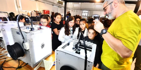 İzmir'de geleceğin fikir temelleri FabrikaLab'da atıldı haberi