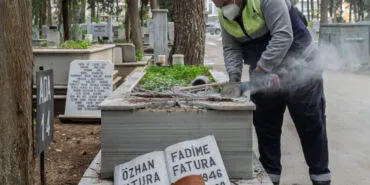 İzmir'de vandalizm kurbanı 39 mezarda çalışma başlatıldı haberi