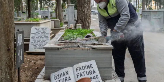 İzmir'de vandalizm kurbanı 39 mezarda çalışma başlatıldı haberi