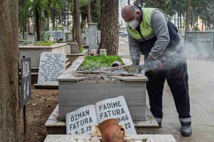 İzmir'de vandalizm kurbanı 39 mezarda çalışma başlatıldı haberi