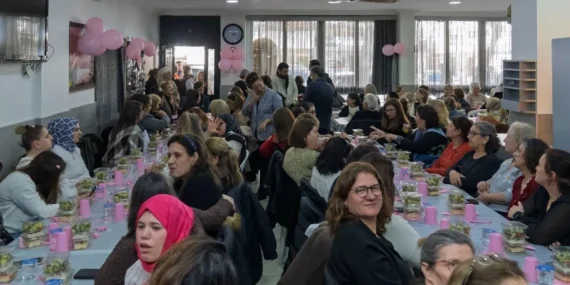 İzmir’de sağır ve işitme engelli kadınlar bir araya geldi haberi