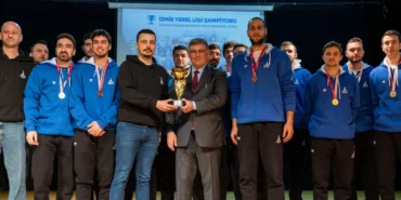İzmirli şampiyonlar kupalarını Başkan'a teslim etti haberi