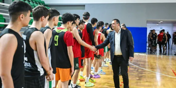 İzmirli sporculara baklavalı moral ziyareti haberi