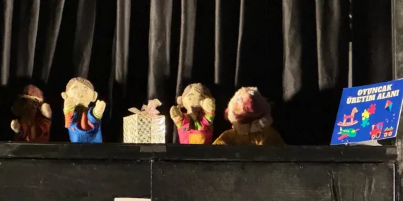 İzmit Belediye Tiyatrosu Geyve'de güldürdü haberi