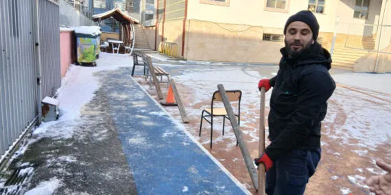 İzmit'te sınav öncesi okullarda kar temizliği haberi