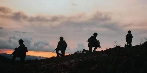 Kaçan teröristler sınırda teslim oldu! haberi