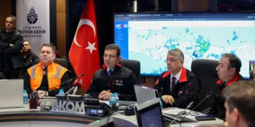 Karla mücadele sürüyor, uyarılar peş peşe geliyor! Zorunluluk yoksa trafiğe çıkmayın! haberi