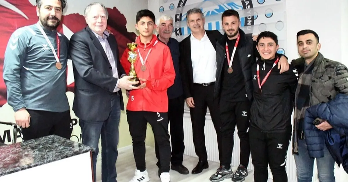 Kayseri Talas Belediyespor'un gençleri şampiyonluğu yakaladı haberi