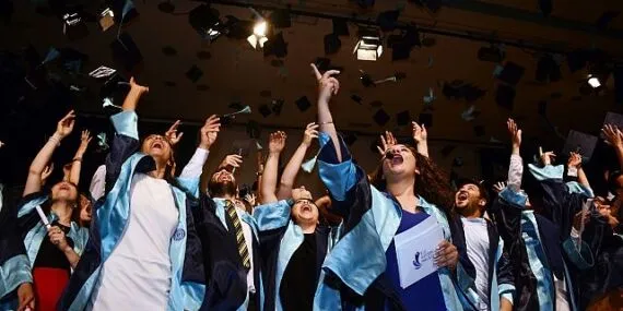 Kent dışında eğitim gören 140 Ayvalıklı öğrenciye 1500 Türk Lirası Burs Desteği haberi