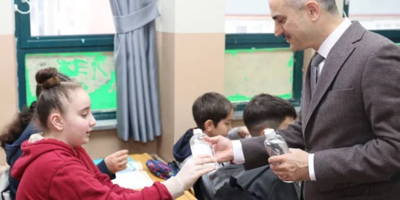 Kocaeli Çayırova Belediyesi’nden öğrencilere dezenfektan haberi