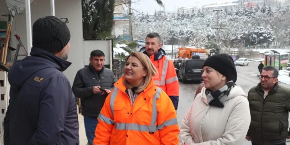 Kocaeli İzmit'te karla mücadeleye esnaftan tam not haberi