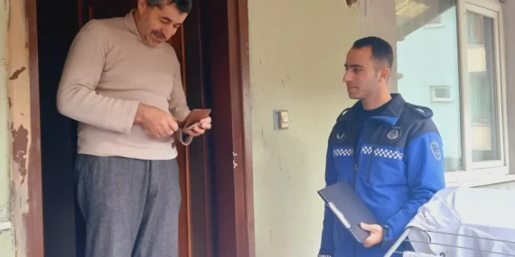 Kocaeli Zabıtası kayıp cüzdanı sahibine ulaştırdı haberi