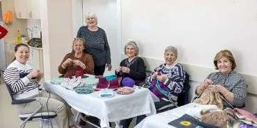 Konak’ın ileri yaş kursiyerleri sevgi köprüsü örüyor haberi