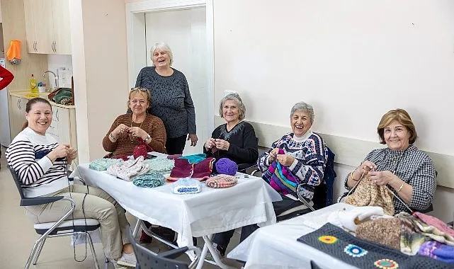 Konak’ın ileri yaş kursiyerleri sevgi köprüsü örüyor haberi