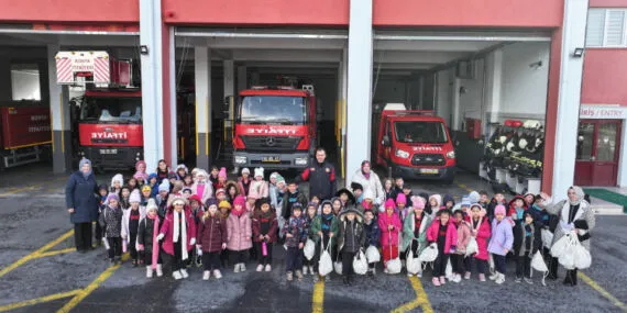 Konya'da minik kahramanlar itfaiyecilerle öğreniyor haberi