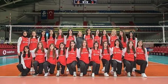 Malatyalı Genç Voleybolcu Kızlar ve Kadın Voleybol Milli Takım Oyuncuları Vodafone 5.5G ile Aynı Sahada Buluştu haberi