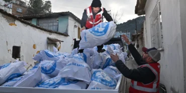 Manisa'da binlerce çuval odun ihtiyaç sahiplerine dağıtılıyor haberi