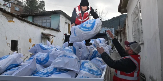 Manisa'da binlerce çuval odun ihtiyaç sahiplerine dağıtılıyor haberi