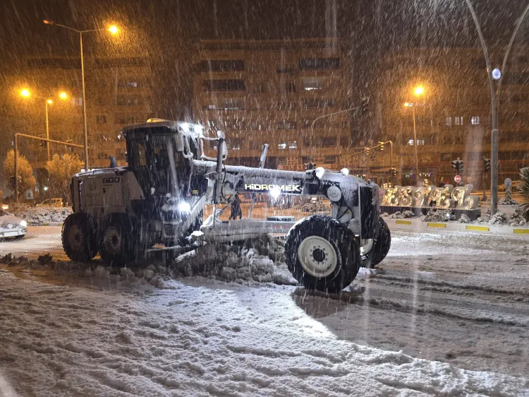 Mardin Midyat'ta karlar temizleniyor haberi