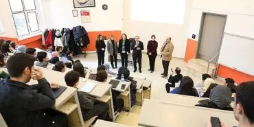 Rektör Ünüvar, Tıp Fakültesi Öğrencileri ile Aynı Sırada Ders Dinledi haberi