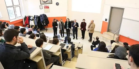 Rektör Ünüvar, Tıp Fakültesi Öğrencileri ile Aynı Sırada Ders Dinledi haberi