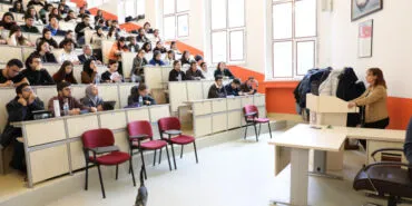 Rektör Ünüvar, tıp öğrencileri ile aynı sırada! haberi