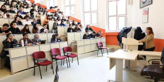 Rektör Ünüvar, tıp öğrencileri ile aynı sırada! haberi