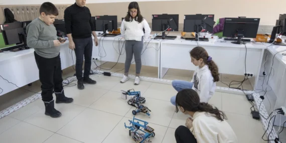 Tunceli'de robotik kodlama ile özgüvenleri gelişiyor haberi