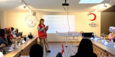 Türk Kızılay Bursa'dan kadın gönüllülerine eğitici eğitimi haberi