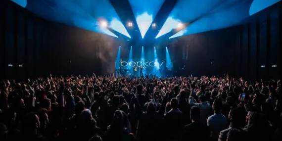 Ünlüler 14 Şubat Sevgililer Günü'nde coşturdu haberi