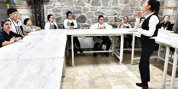 3 Mart Dünya Kulak ve İşitme Günü’nde işaret dili çevirmenleri hikâyelerini anlattı İzmir’de sağırların “sesi” var haberi