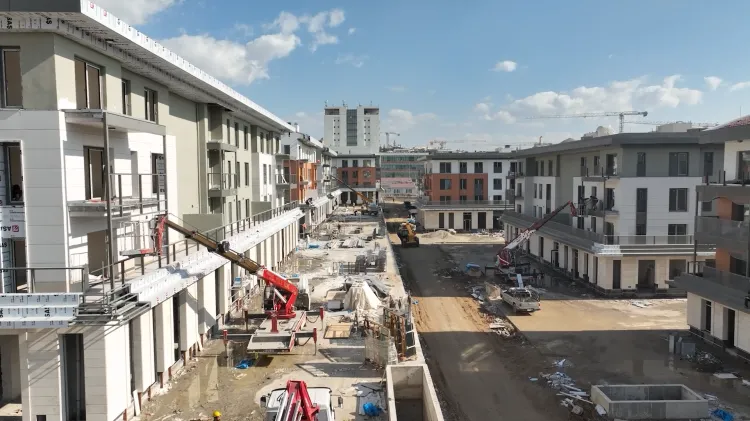 Ağır yıkıma uğrayan şehir yeniden ihya ediliyor... Kahramanmaraş'ta 4 bin işçi aralıksız çalışıyor haberi