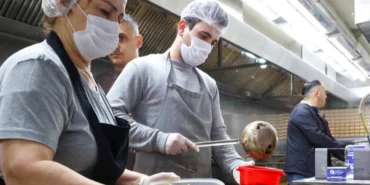 Antalya Büyükşehir Mobil Aşevi iftarda vatandaşın yanında haberi