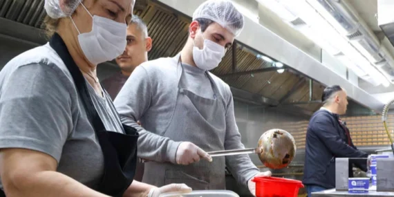 Antalya Büyükşehir Mobil Aşevi iftarda vatandaşın yanında haberi