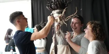 BİLGİ'li öğrenciler, gıda israfına dikkat çekmek için atıklardan korkuluk tasarladı haberi