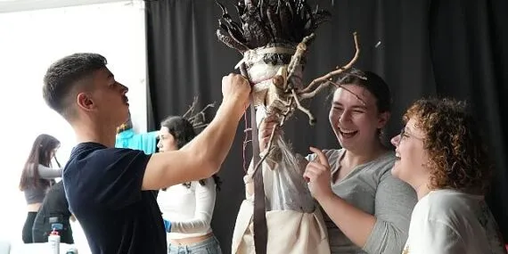 BİLGİ'li öğrenciler, gıda israfına dikkat çekmek için atıklardan korkuluk tasarladı haberi