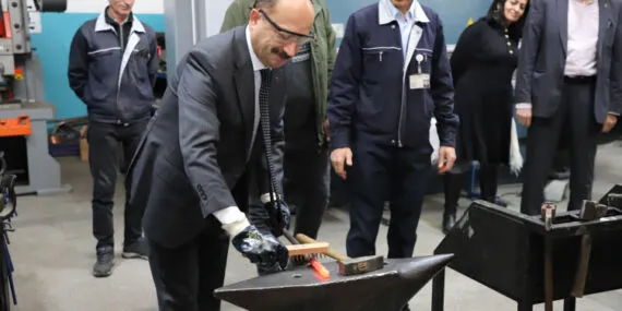 Baharın habercisi için Bursa Tophane MTAL'de demir dövüldü haberi