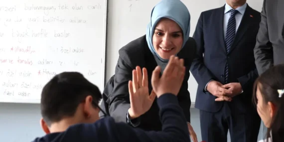 Bakan Göktaş, Başkent'te özel eğitim gören çocuklarla buluştu haberi