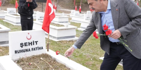 Bakan Tekin'den Erzurum Şehitliği'ne bayramlık ziyaret haberi
