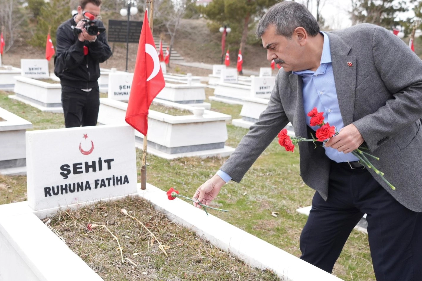 Bakan Tekin'den Erzurum Şehitliği'ne bayramlık ziyaret haberi