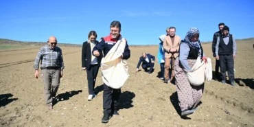 Bakan Yumaklı Taşköprü'de... Önlüğü giydi, sarımsak ekti haberi
