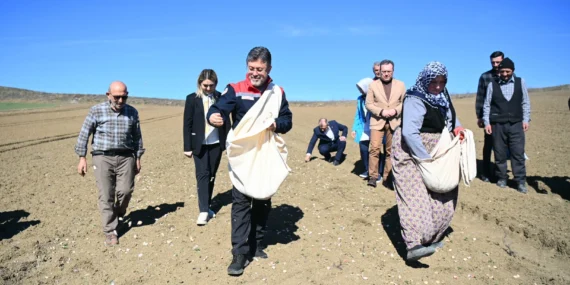 Bakan Yumaklı Taşköprü'de… Önlüğü giydi, sarımsak ekti haberi