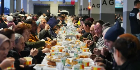 Balıkesir Ayvalık'ta binlerce kişi iftarda buluştu haberi