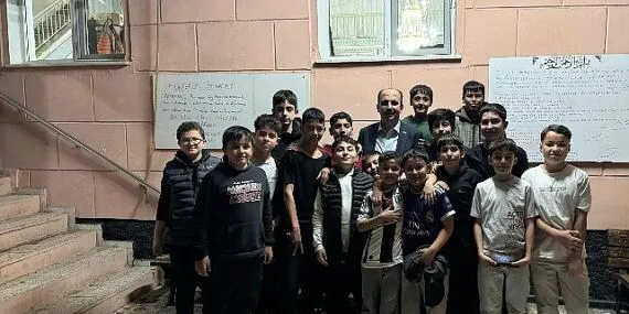 Başkan Altay, Teravih Sonrası Gençlerle Sohbet Etti, Esnafların Çay Davetine Katıldı haberi