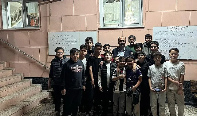 Başkan Altay, Teravih Sonrası Gençlerle Sohbet Etti, Esnafların Çay Davetine Katıldı haberi