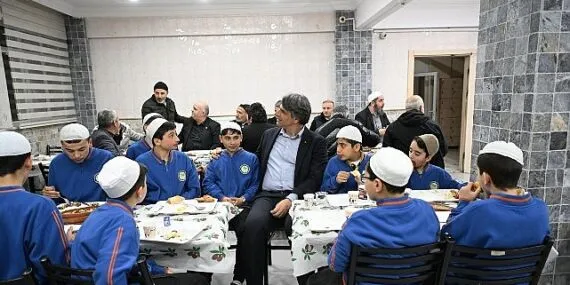 Başkan Kocaman, Kur’an Kursu Öğrencileriyle İftar Yaptı haberi