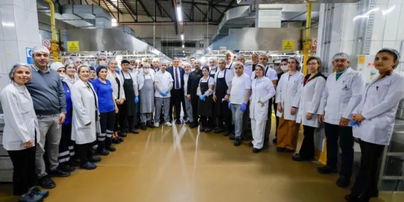Başkan Tugay aşevinde yemek hazırlığına katıldı haberi