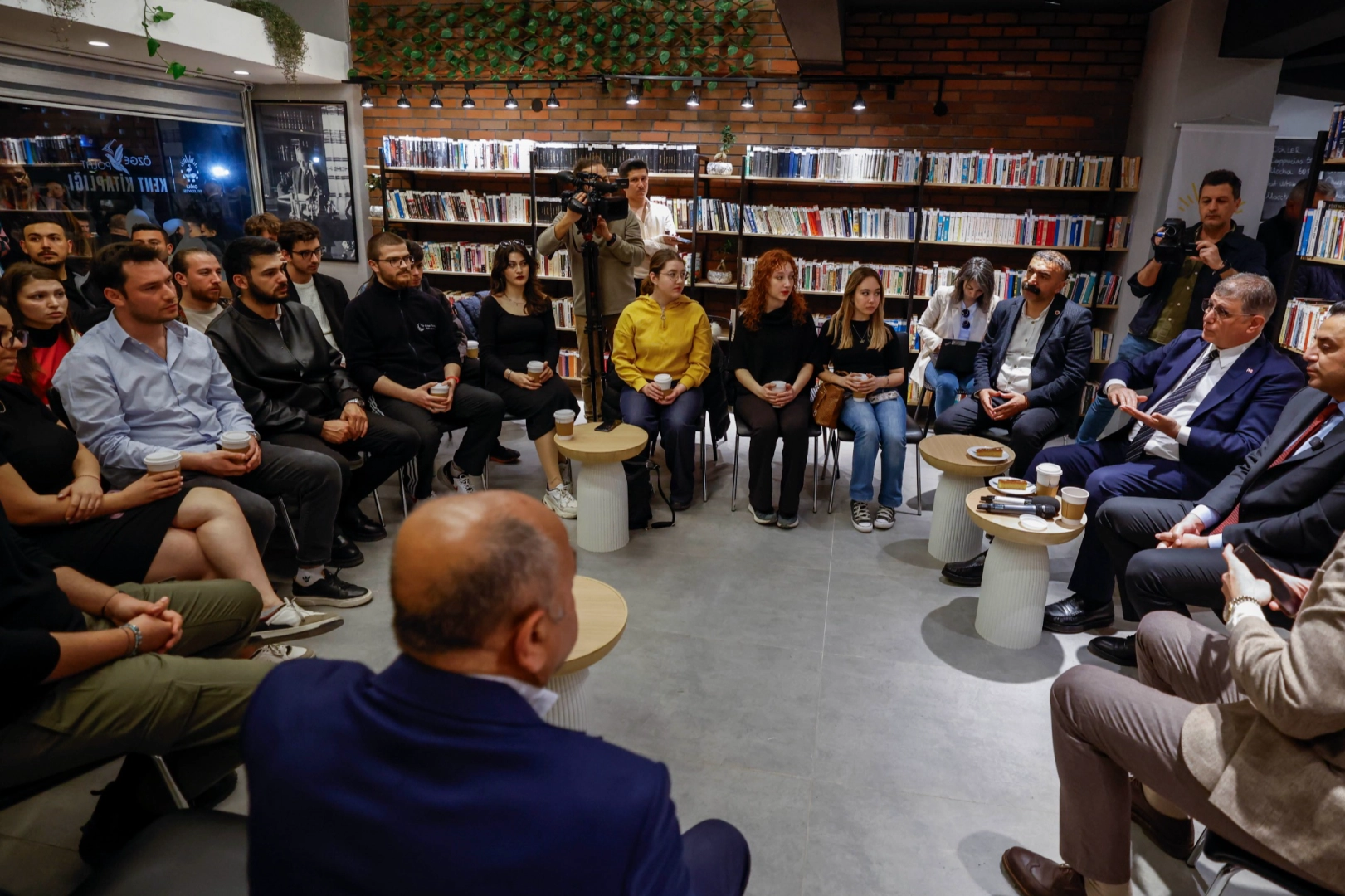 Başkan Tugay'dan gençlere siyasete katılım çağrısı haberi