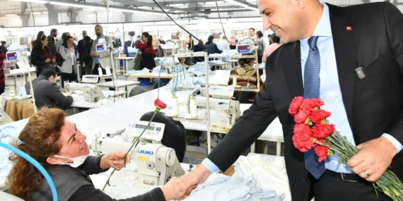 Başkan Yıldız emekçi kadınlara kırmızı karanfil dağıttı haberi